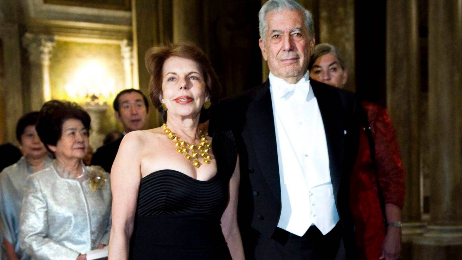 Mario Vargas Llosa y su entonces esposa, Patricia Llosa, en 2010 en Estocolmo. (EFE/Claudio Bresciani)