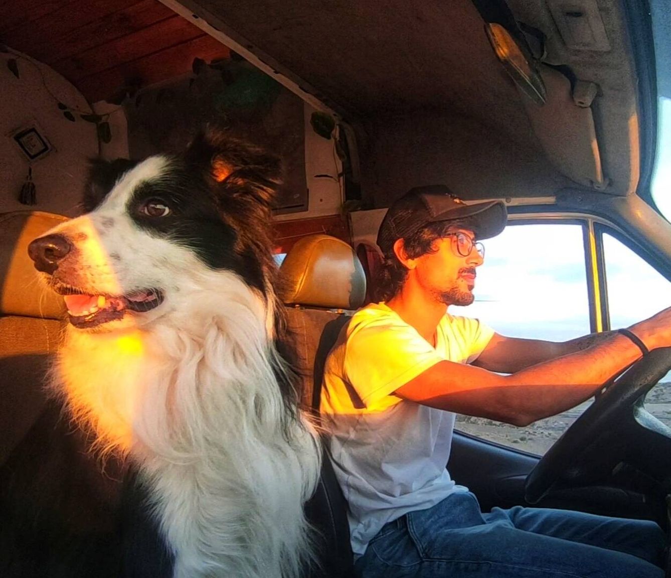 En la carretera con su perro. (F. M.)