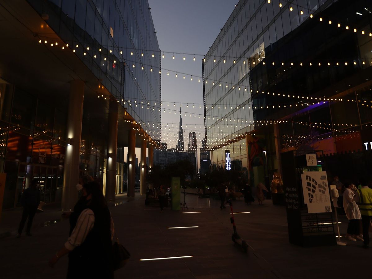 Foto: Una calle de Dubai con el rascacielos Burj Khalifa de fondo. (EFE/Ali Haider)