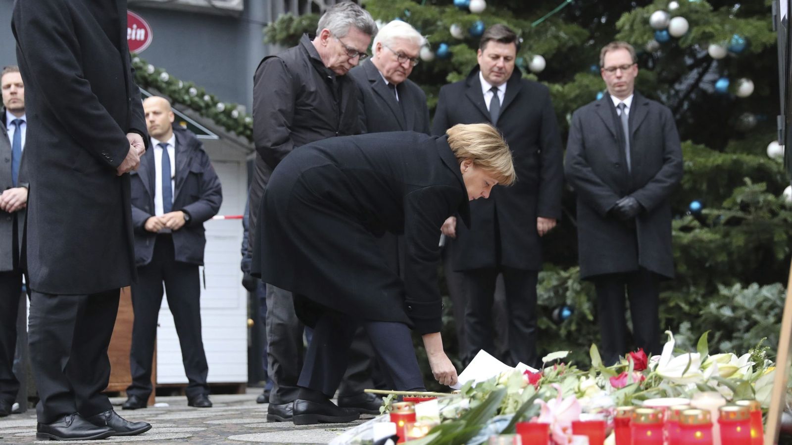 Foto: La canciller alemana, Angela Merkel, visita el lugar del atentado. (EFE)