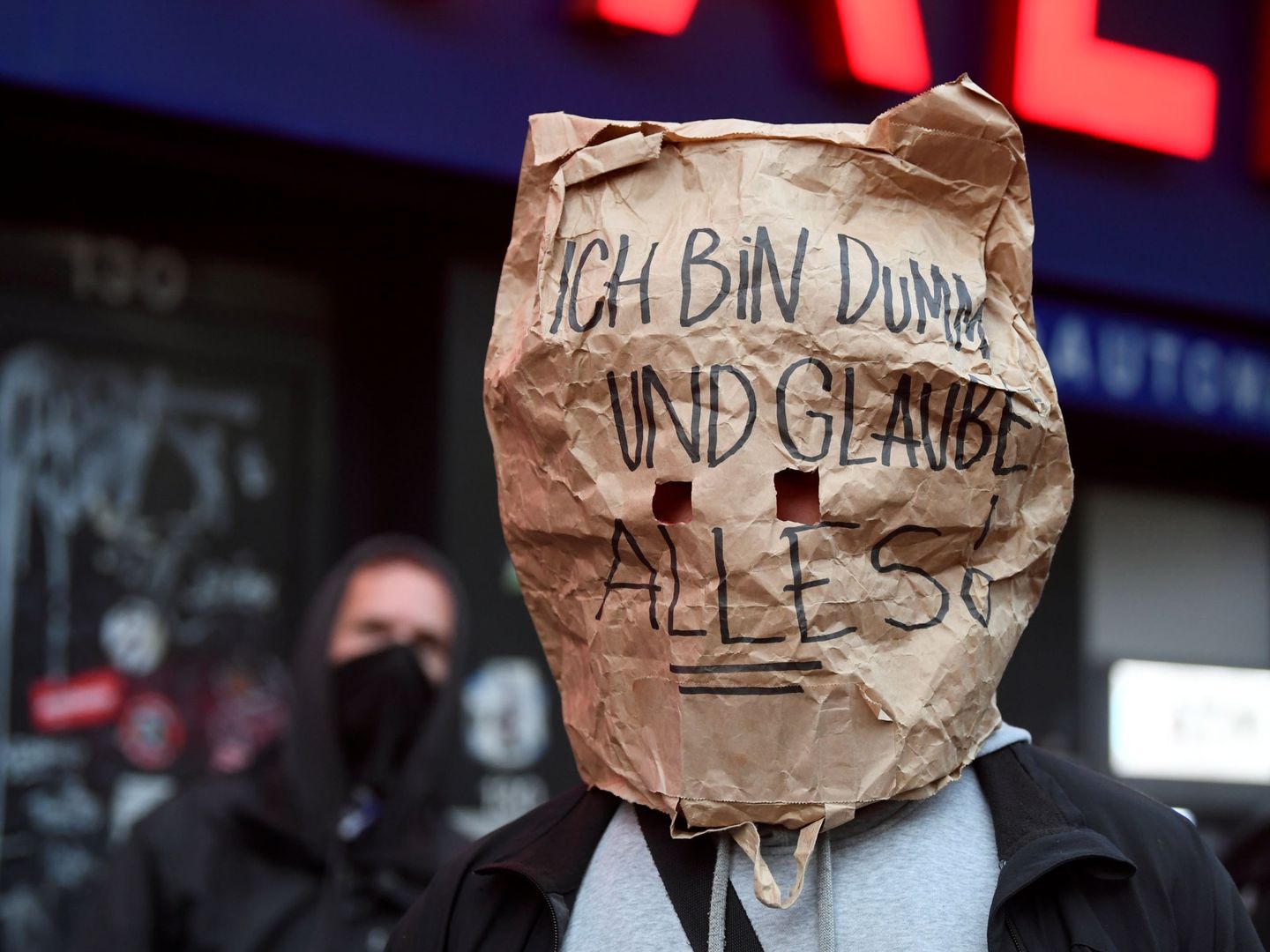 'Soy idiota y me creo todo', en alemán. (Reuters/Fabian Bimmer)