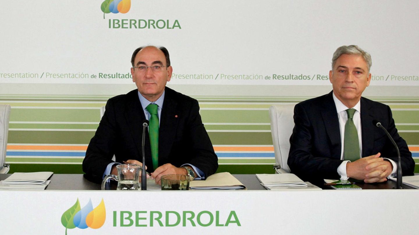 El presidente de Iberdrola, Ignacio Sánchez Galán, con el director general de los negocios del Grupo, Francisco Martínez Córcoles. (EFE)