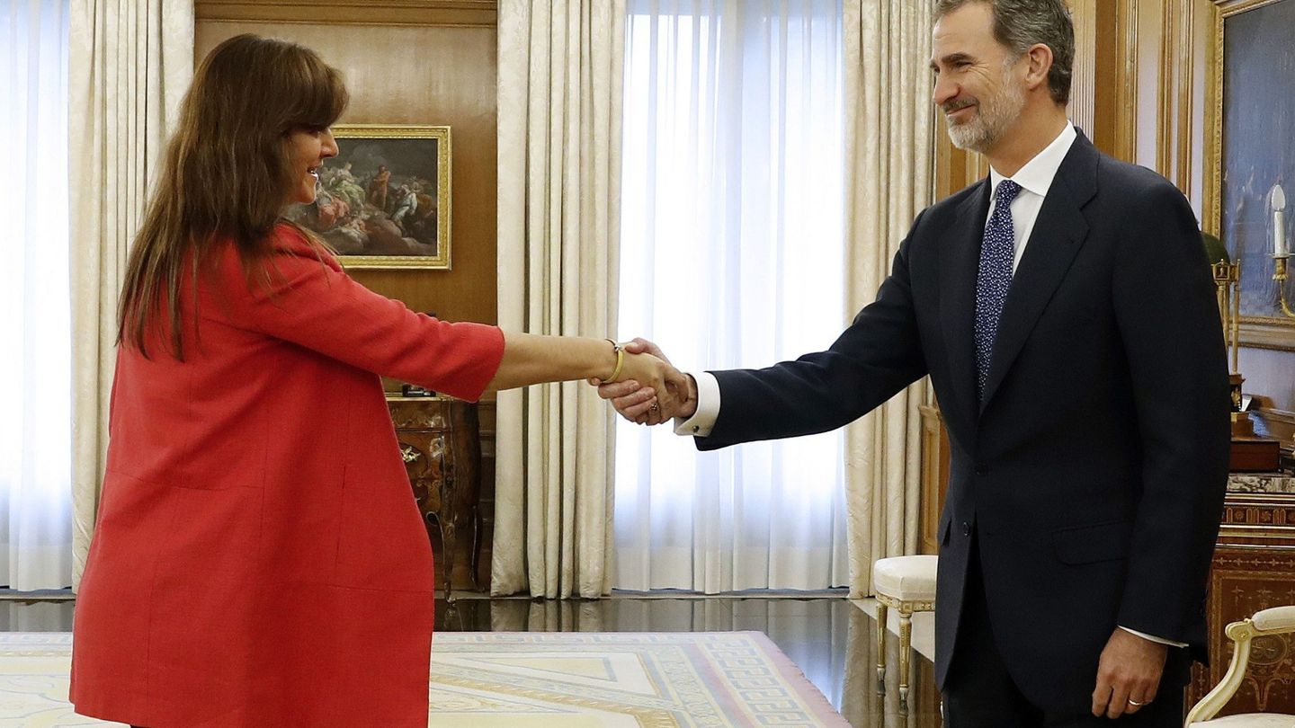 Laura Borràs, saludando al Rey Felipe VI. (EFE)