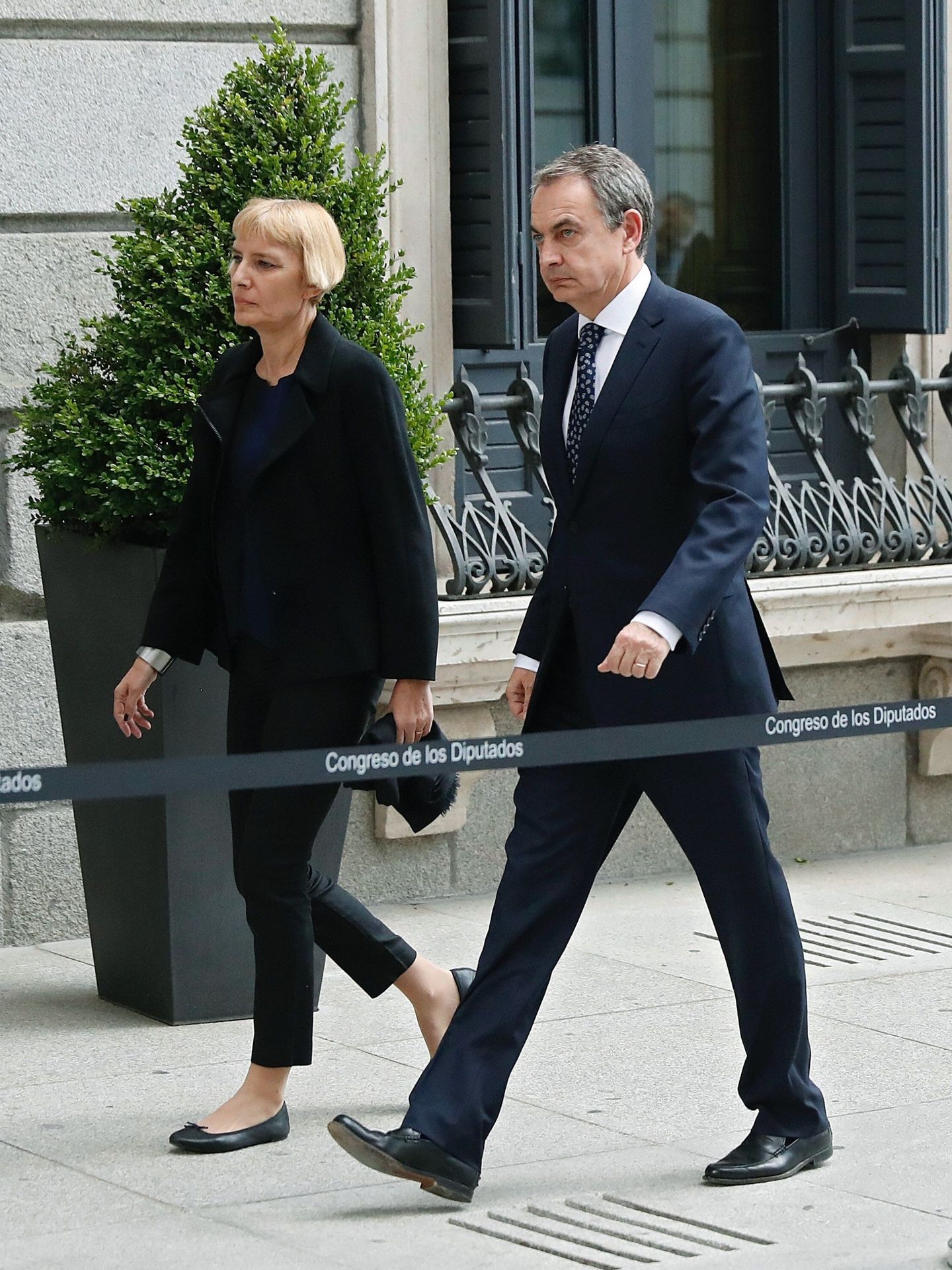 El expresidente del Gobierno José Luis Rodríguez Zapatero y su mujer, Sonsoles Espinosa, a su llegada al Congreso. (EFE)