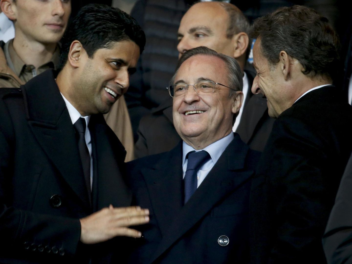 Florentino Pérez, entre Nasser Al-Khelaïfi y Nicolas Sarkozy. (Reuters)