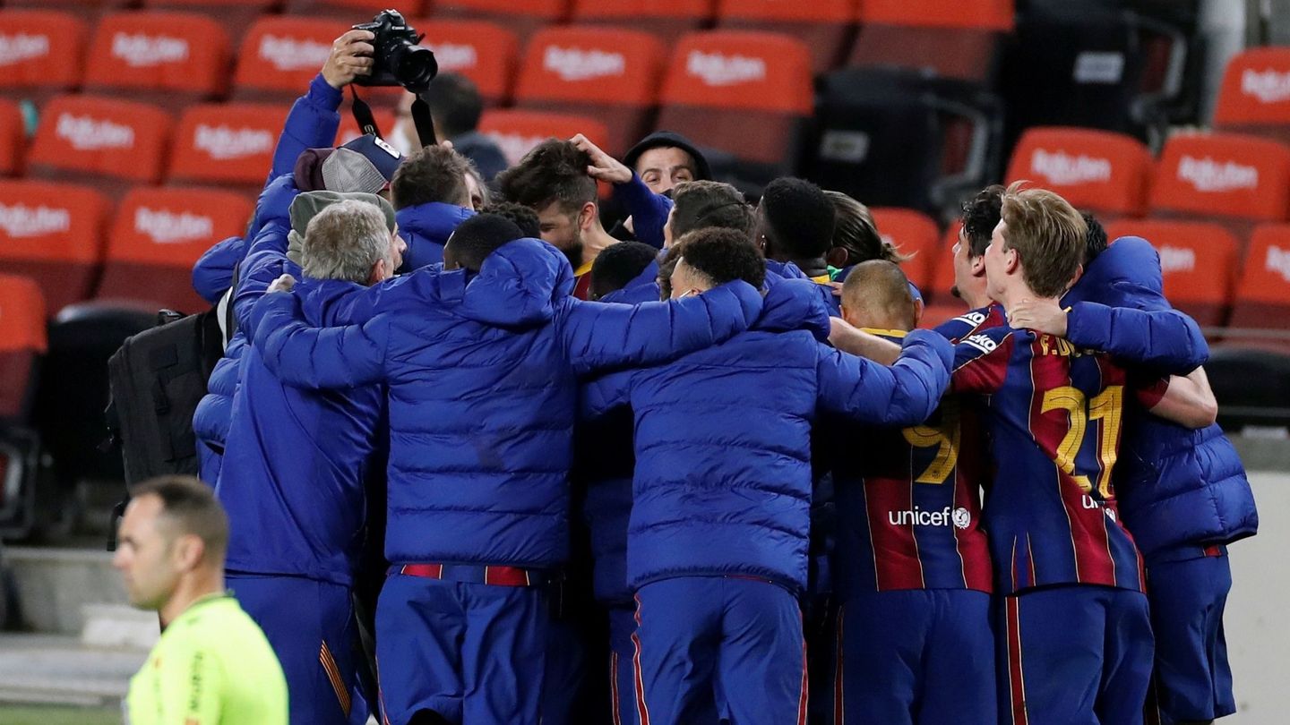 Los jugadores del FC Barcelona hacen una piña. (EFE)