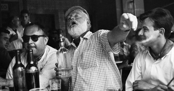 Foto: Ernest Hemingway durante una de sus interminables juergas 