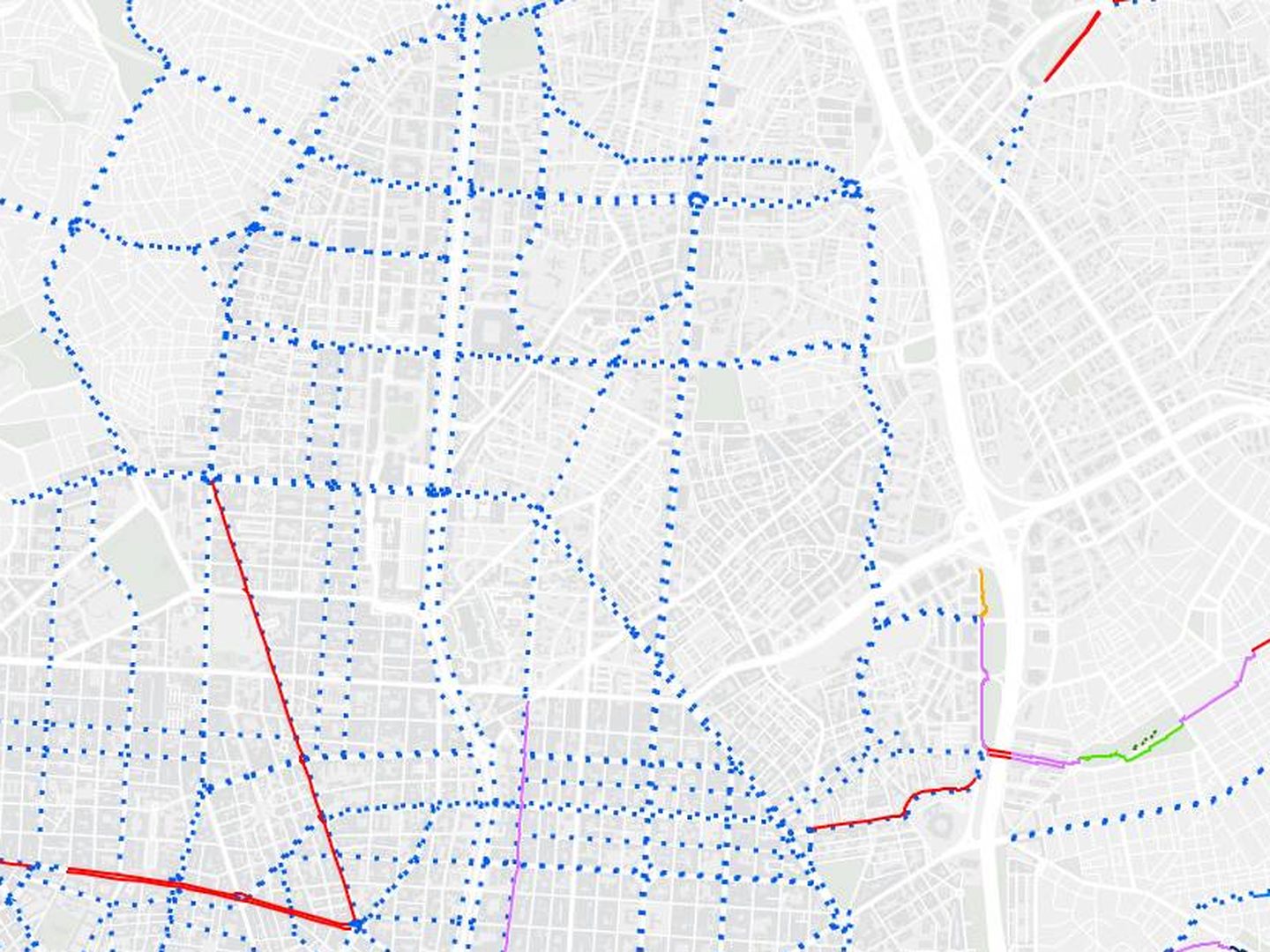 La misma ruta en el Mapa de la bici del Ayuntamiento de Madrid. En rojo el carril bici segregado, en puntos azules los ciclocarriles.