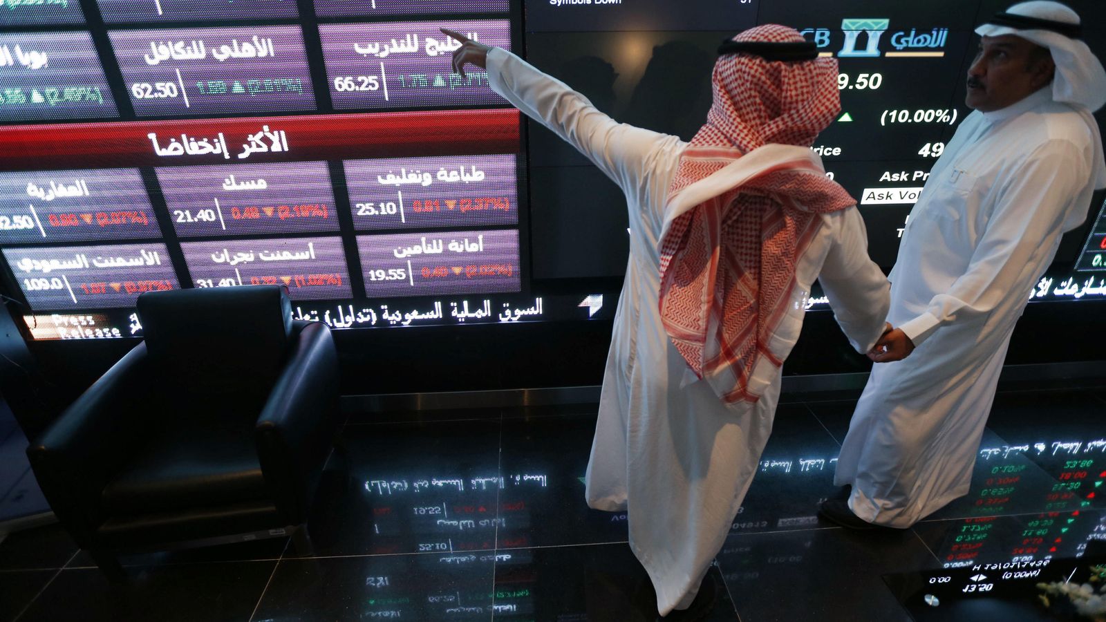 Foto: Inversores observan las cotizaciones en un panel en la Bolsa de Riad, el 12 de noviembre de 2014 (Reuters).