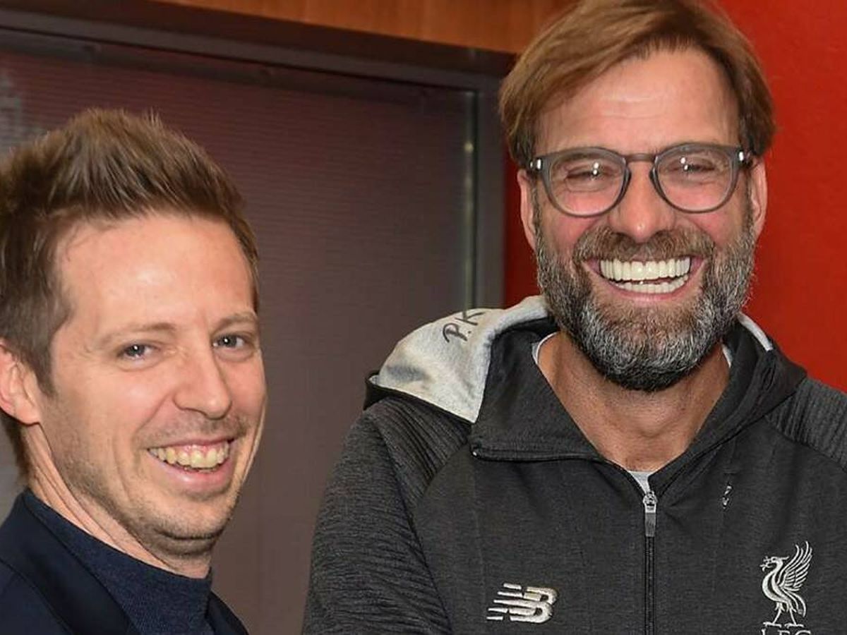 Foto: Michael Edwards, junto a Jürgen Klopp, entrenador del Liverpool.  