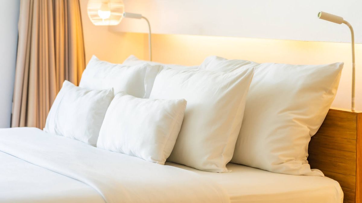 Cómo quitar las manchas amarillas de la almohada con este truco que usan en los hoteles
