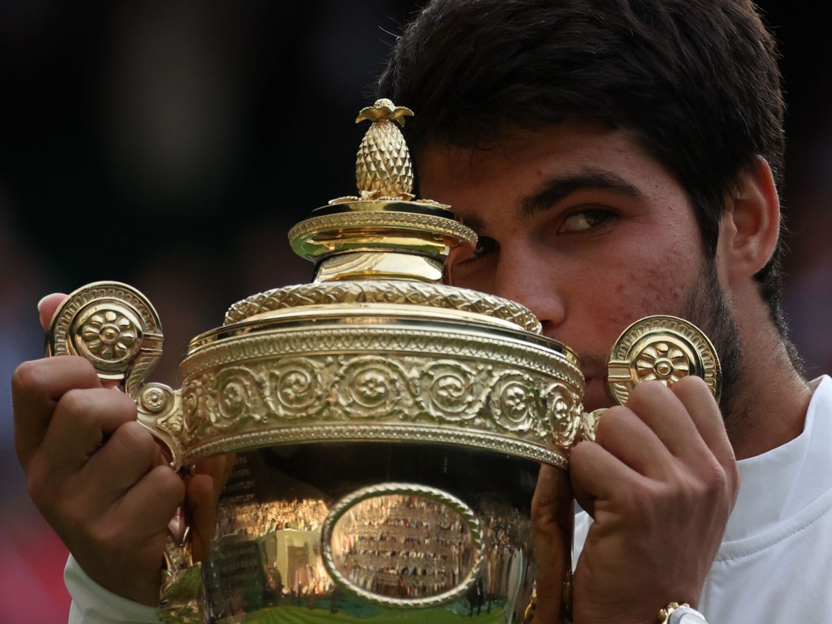Foto: Carlos Alcaraz posa con el trofeo de Wimbledon. (EFE/Neil Hall)