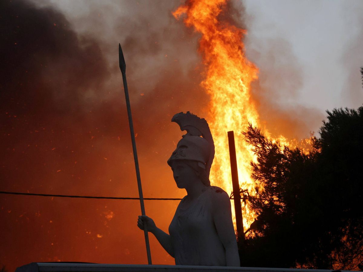 Foto: Incendio en Varympompi, un suburbio de Atenas. (Reuters)