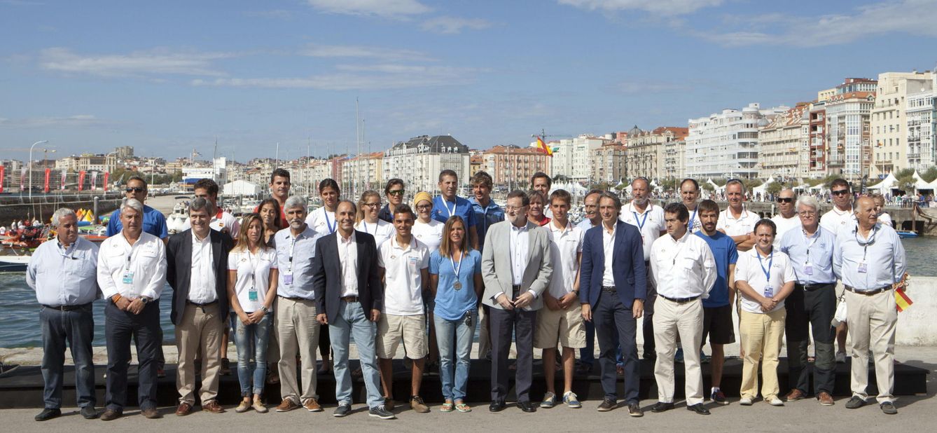 Rajoy visita a la organización del Mundial de Vela de Santander. Rodríguez Santos es el cuarto por la derecha. Efe