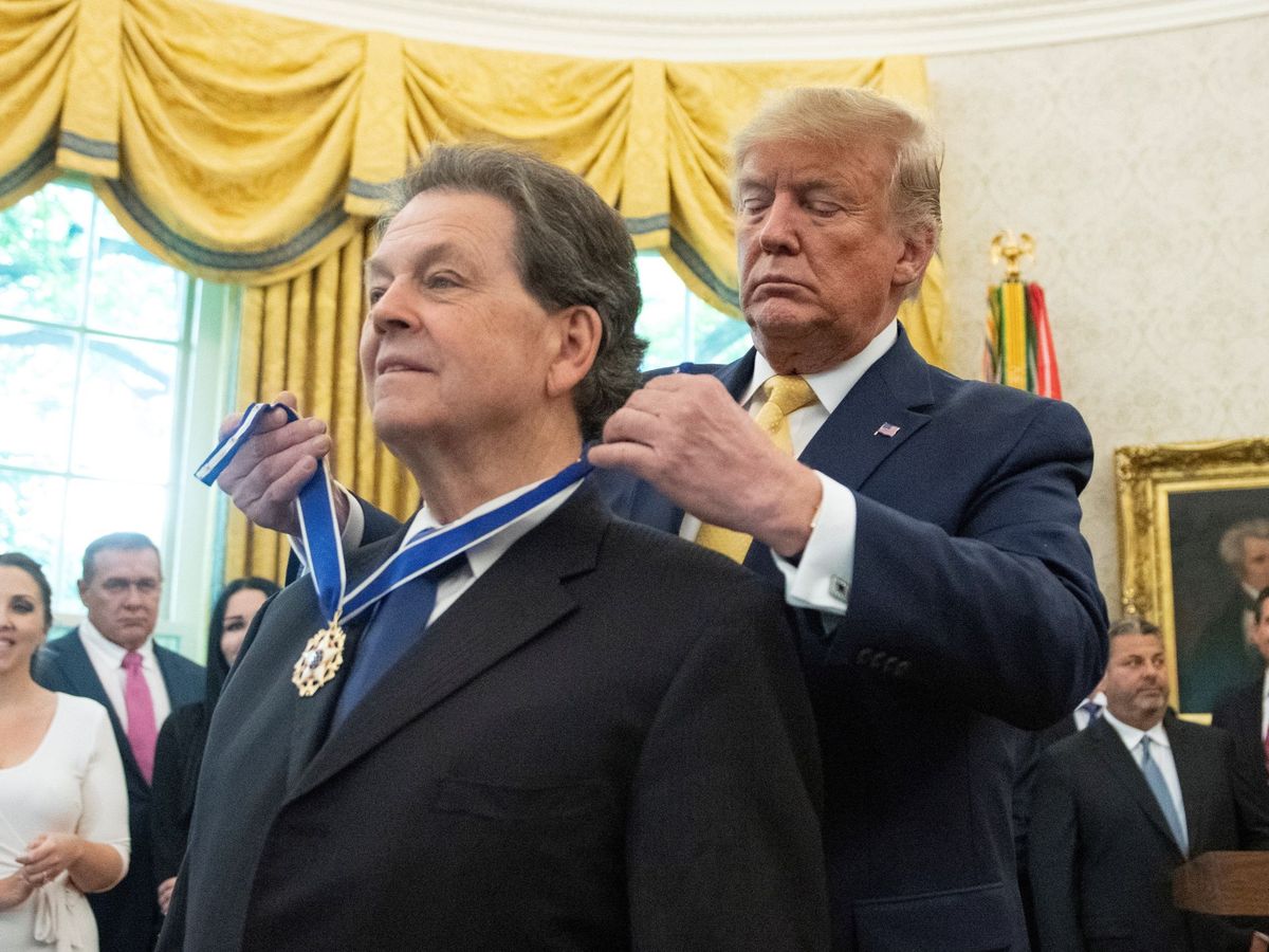 Foto: El expresidente de EEUU, Donald Trump, entregando la Medalla Presidencial de la Libertad al economista Arthur Laffer. (Reuters/Jonathan Ernst)