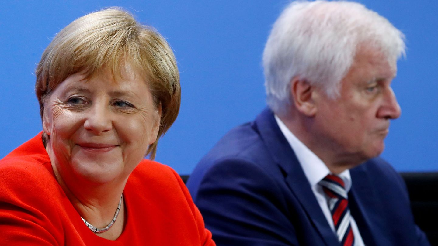 Merkel con su ministro de Interior -y permanente dolor de cabeza- Horst Seehofer, líder de la CSU bávara (REUTERS)