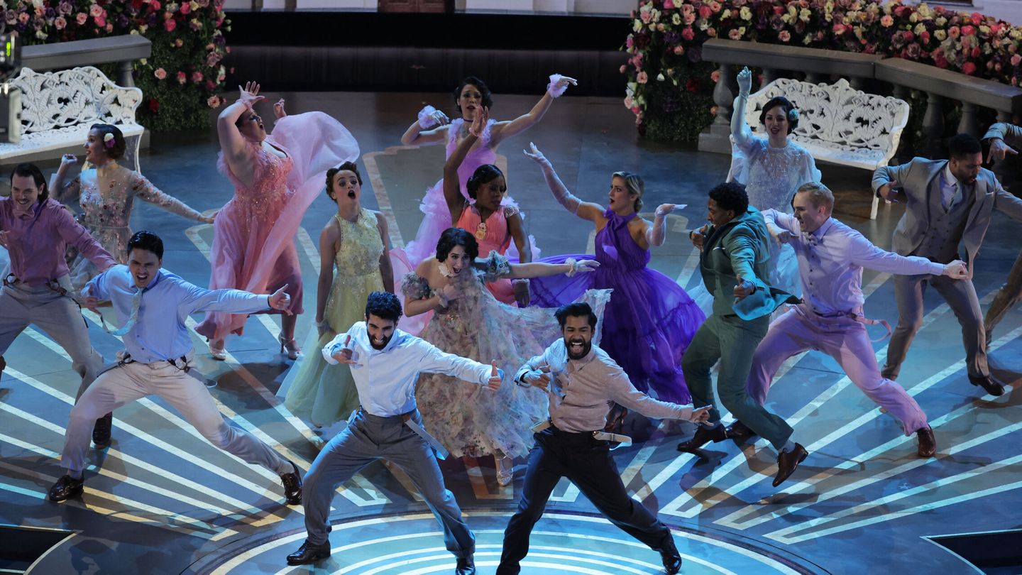 Rahul Sipligunj y Kaala Bhairava bailan 'Naatu Naatu', el éxito musical de la cinta de Tollywood 'RRR' en los Oscar. (Reuters)