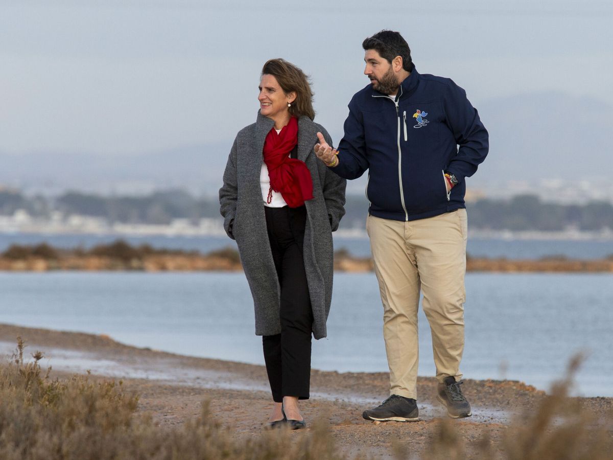 Foto: La ministra de Transición Ecológica Teresa Ribera y) y el presidente de la Comunidad de Murcia Fernando López Miras. (EFE)