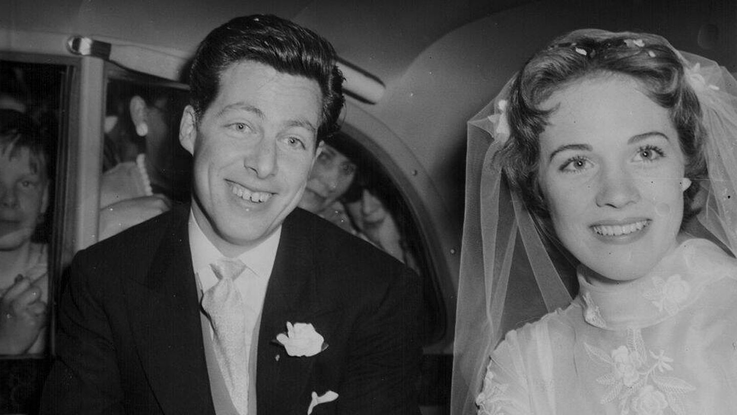 Julie Andrews y Anthony Walton, el día de su boda en 1959. (Getty)