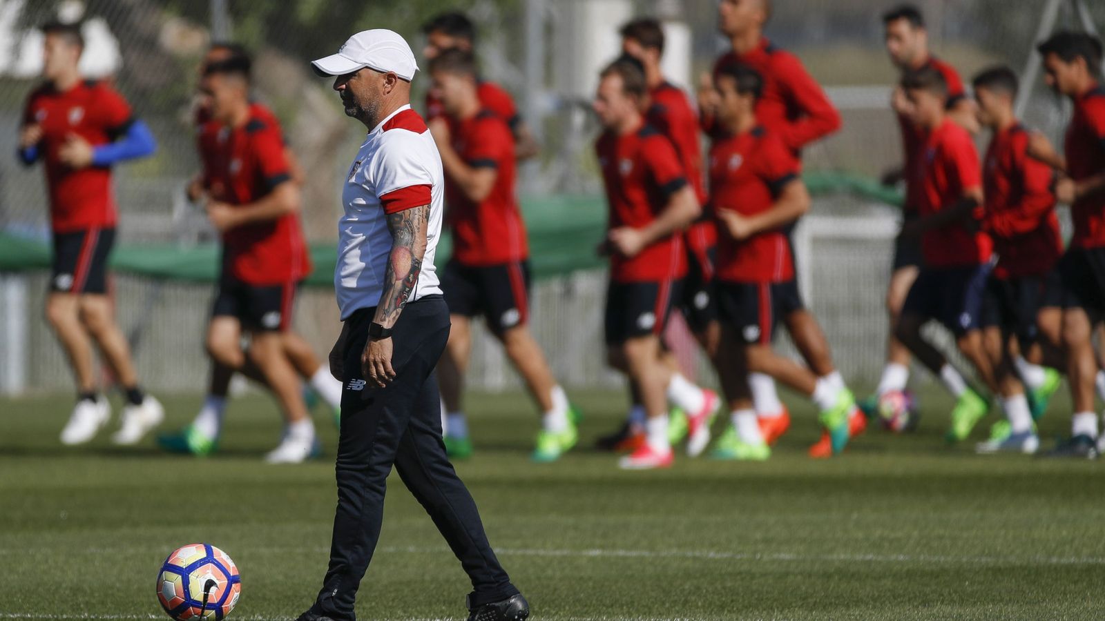 Foto: En la imagen, Jorge Sampaoli durante un entrenamiento del Sevilla. (EFE)