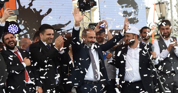 Foto: Nikol Pashinyán celebra su victoria con sus simpatizantes en la Plaza de la República de Yereván. (EFE)