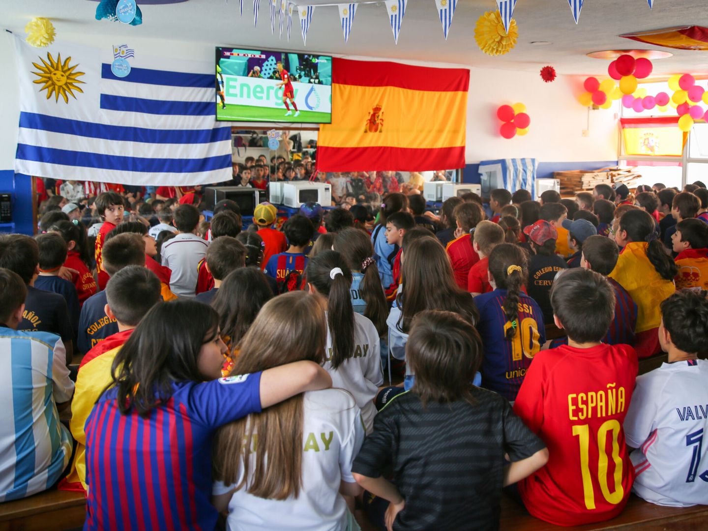 Un grupo de estudiantes viendo el Mundial de fútbol. (EFE/Santiago Carbone)