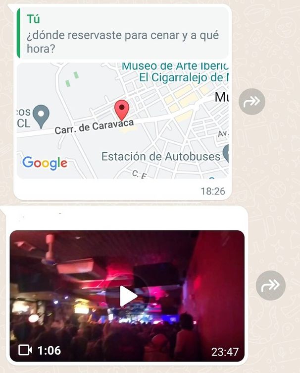 Ejemplos del icono de la doble flecha de WhatsApp en mensajes que incluyen una ubicación y un vídeo