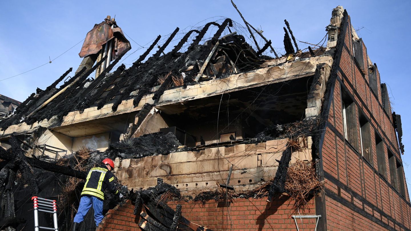 Restos de un alojamiento para refugiados ucranianos que ardió también el 20 de octubre en Gross Stroemkendorf, cerca de Wismar (Reuters/Annegret Hilse)