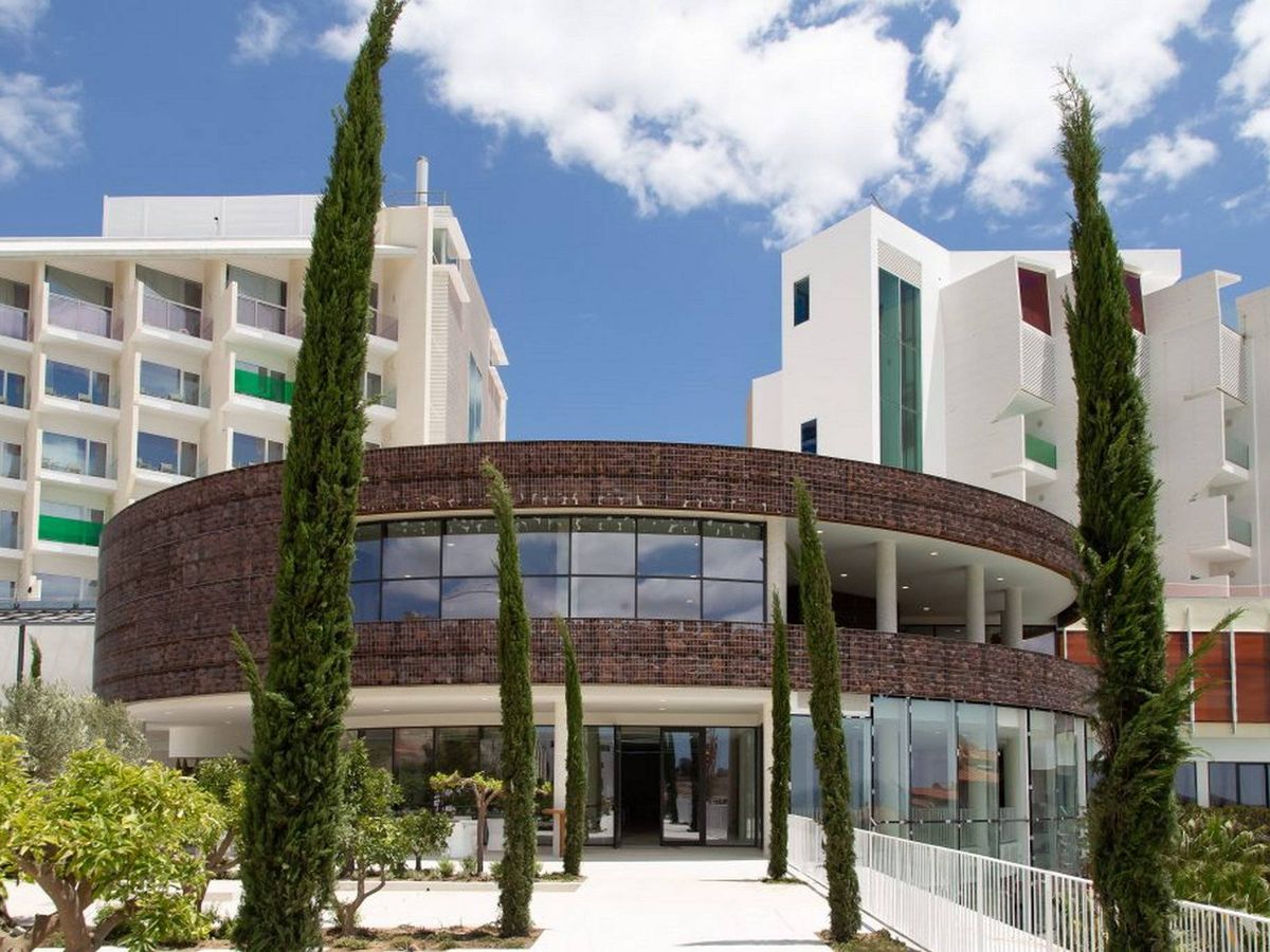 Foto: Vista exterior del Hotel Higuerón en Fuengirola que incluye una planta de parking para coches eléctricos .