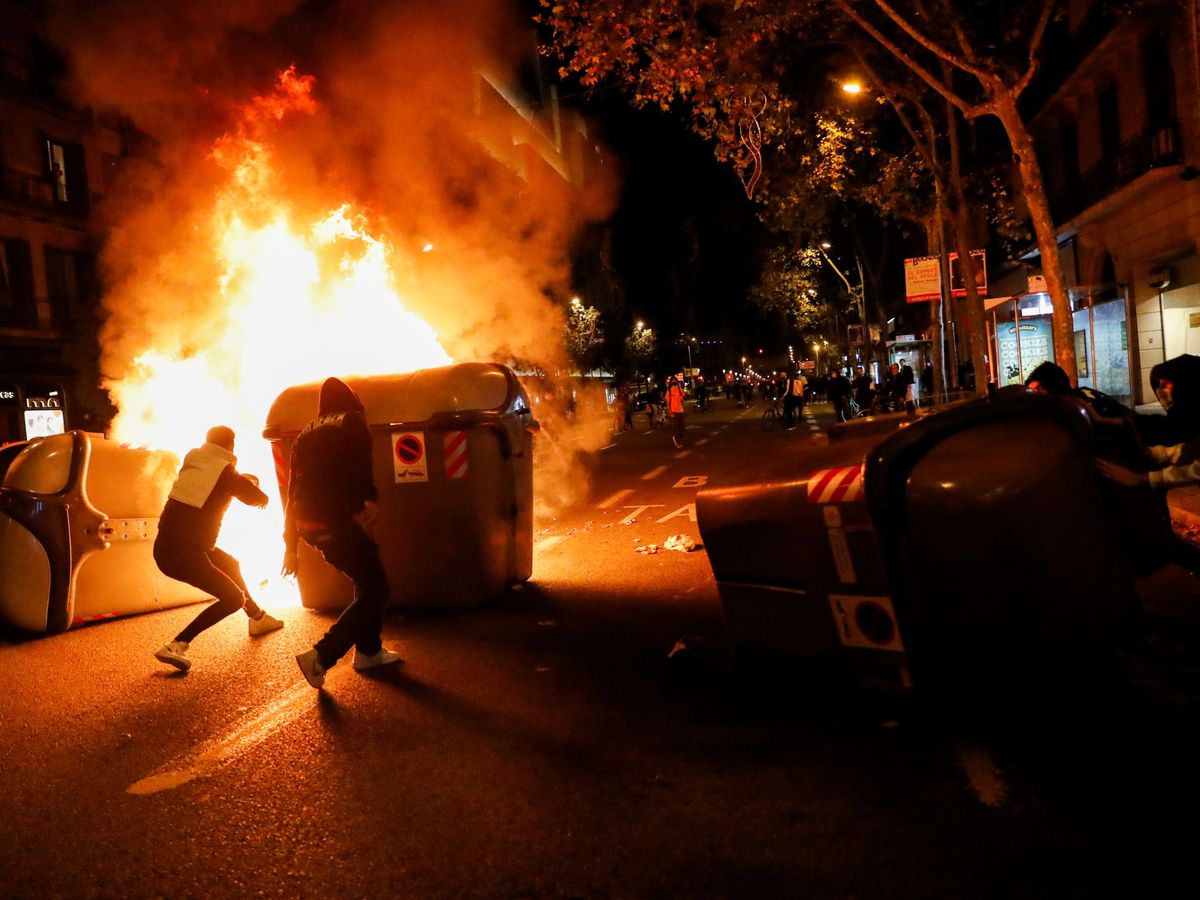 Foto: Protestas en Barcelona a causa de las restricciones por la Covid. (Reuters)