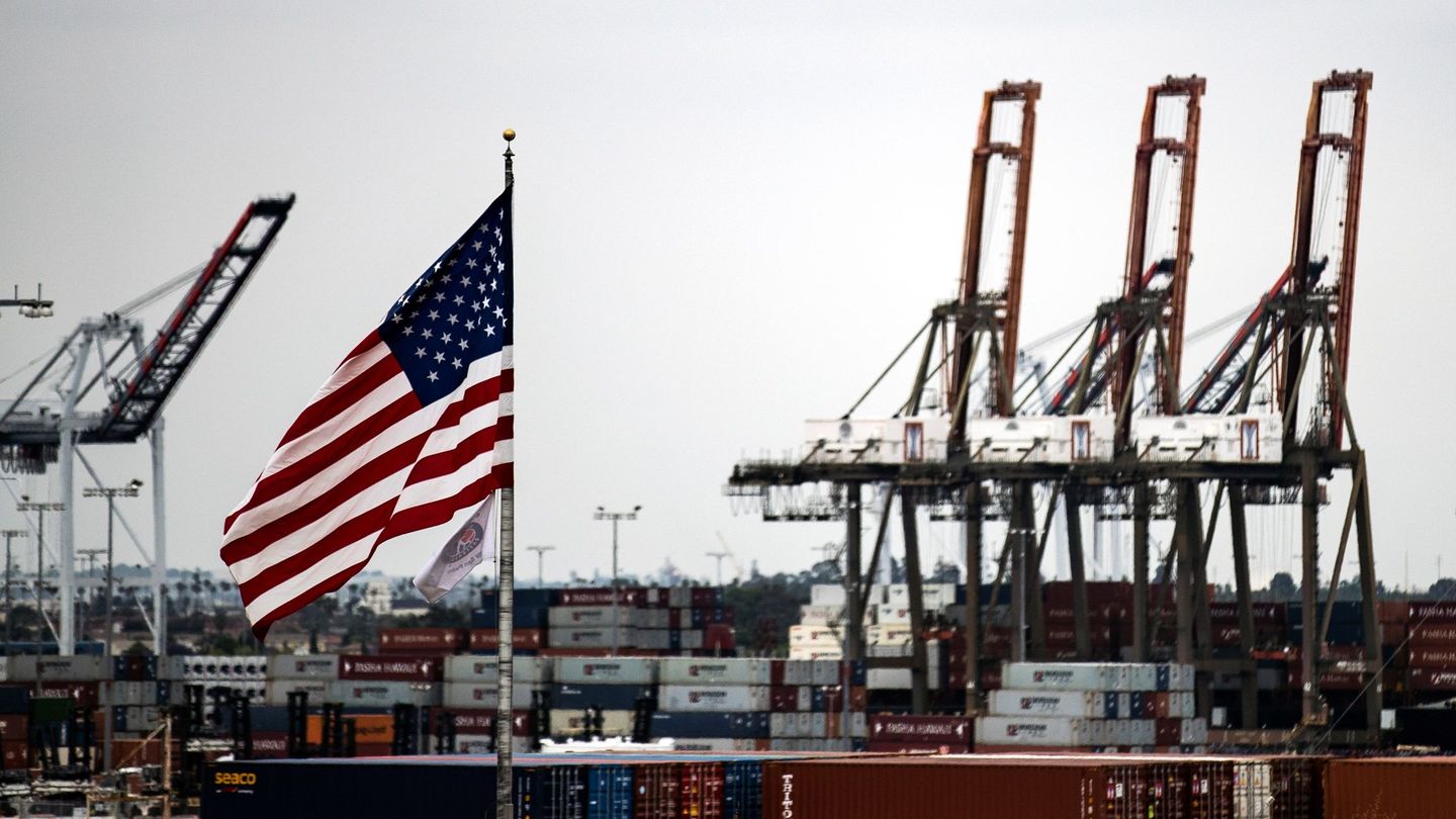 Entran en vigor los nuevos aranceles estadounidenses, del 15%, a importaciones chinas. (EFE)