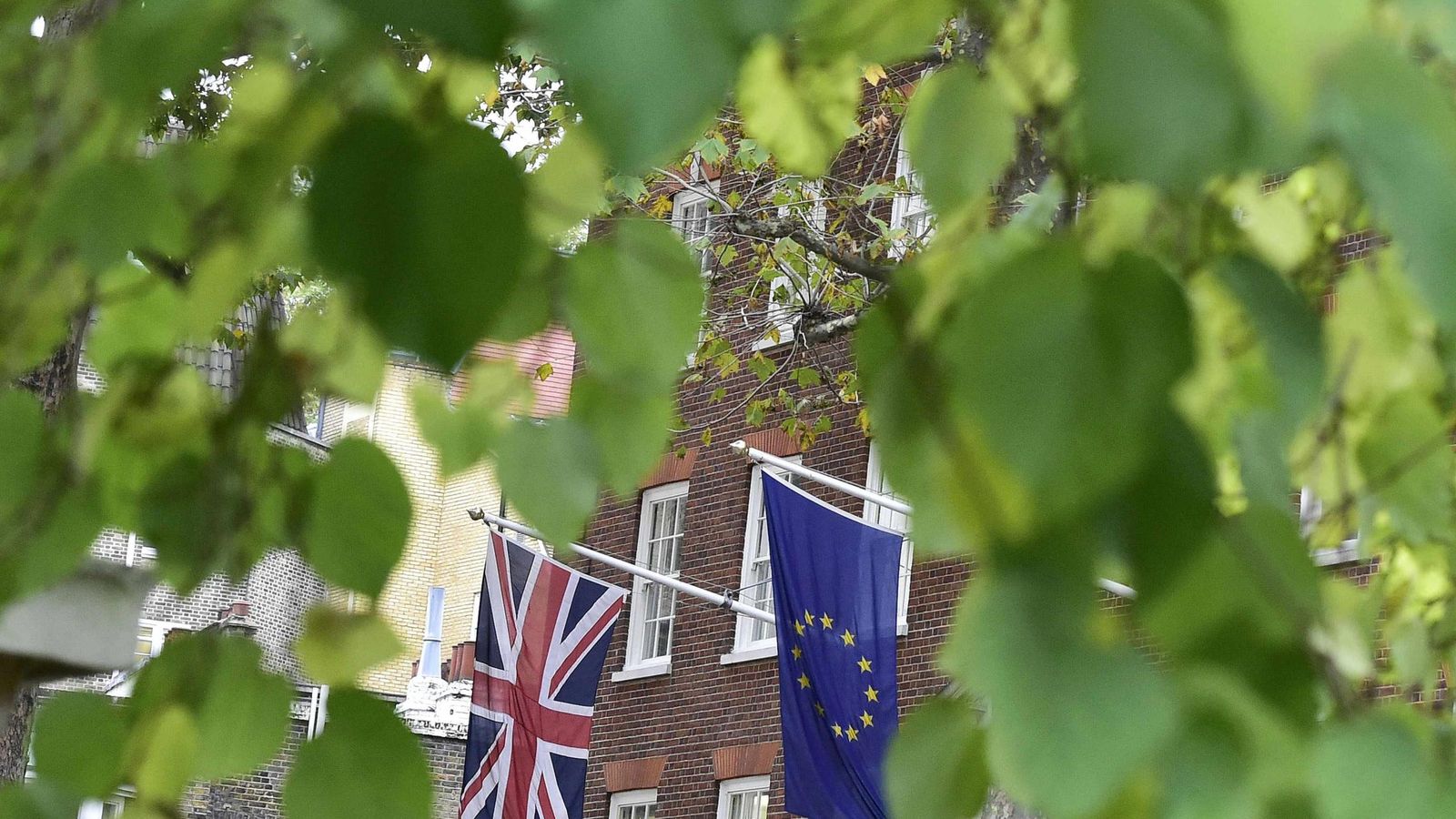 Foto: Banderas de la UE y el Reino Unido en la Casa Europea de Londres, el 10 de noviembre de 2015 (Reuters).