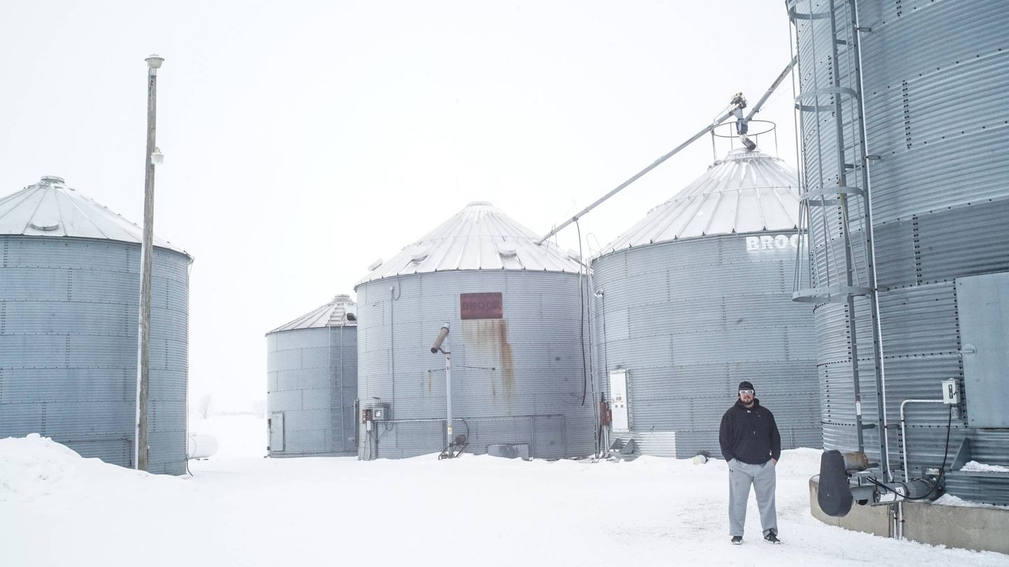 Casey Schlichting, granjero de soja y maíz en Iowa, junto a sus graneros, hace unos meses. (G. Cervera)
