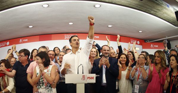 Foto: El vencedor de las primarias socialistas, Pedro Sánchez, comparece en Ferraz tras conocerse los resultados a la Secretaría General del PSOE. (EFE) 