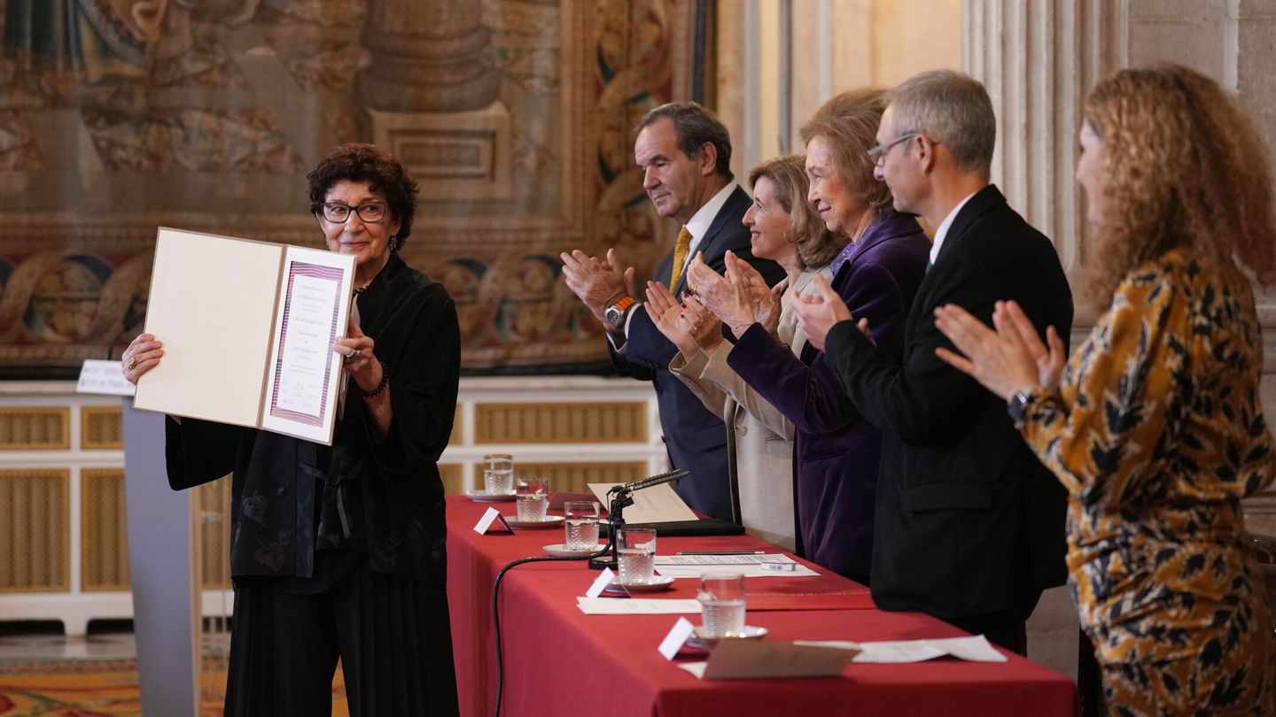 La premiada, en el momento de recibir el reconocimiento a su labor. (EFE/Borja Sánchez)