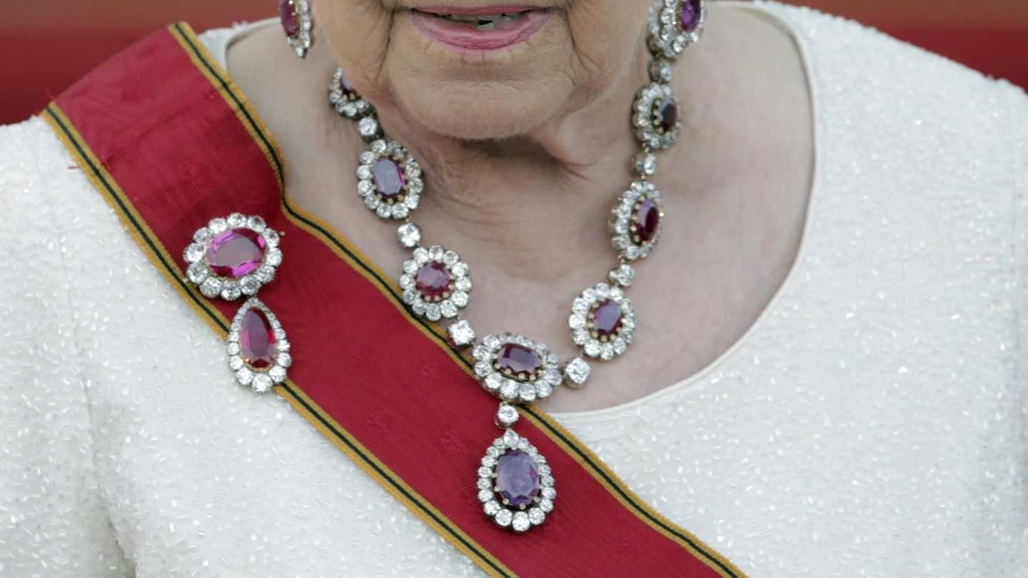 Isabel II de Inglaterra, luciendo un impresionante collar en el palacio de Bellevue de Berlín, en junio de 2015. (EFE)