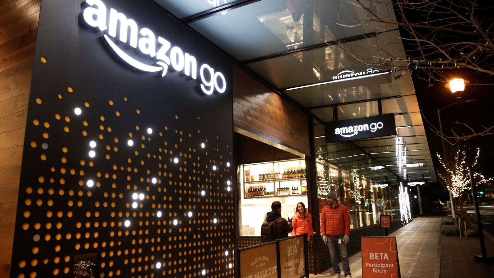 Foto: Amazon employees are pictured outside the amazon go brick-and-mortar grocery store without lines or checkout counters, in seattle washington
