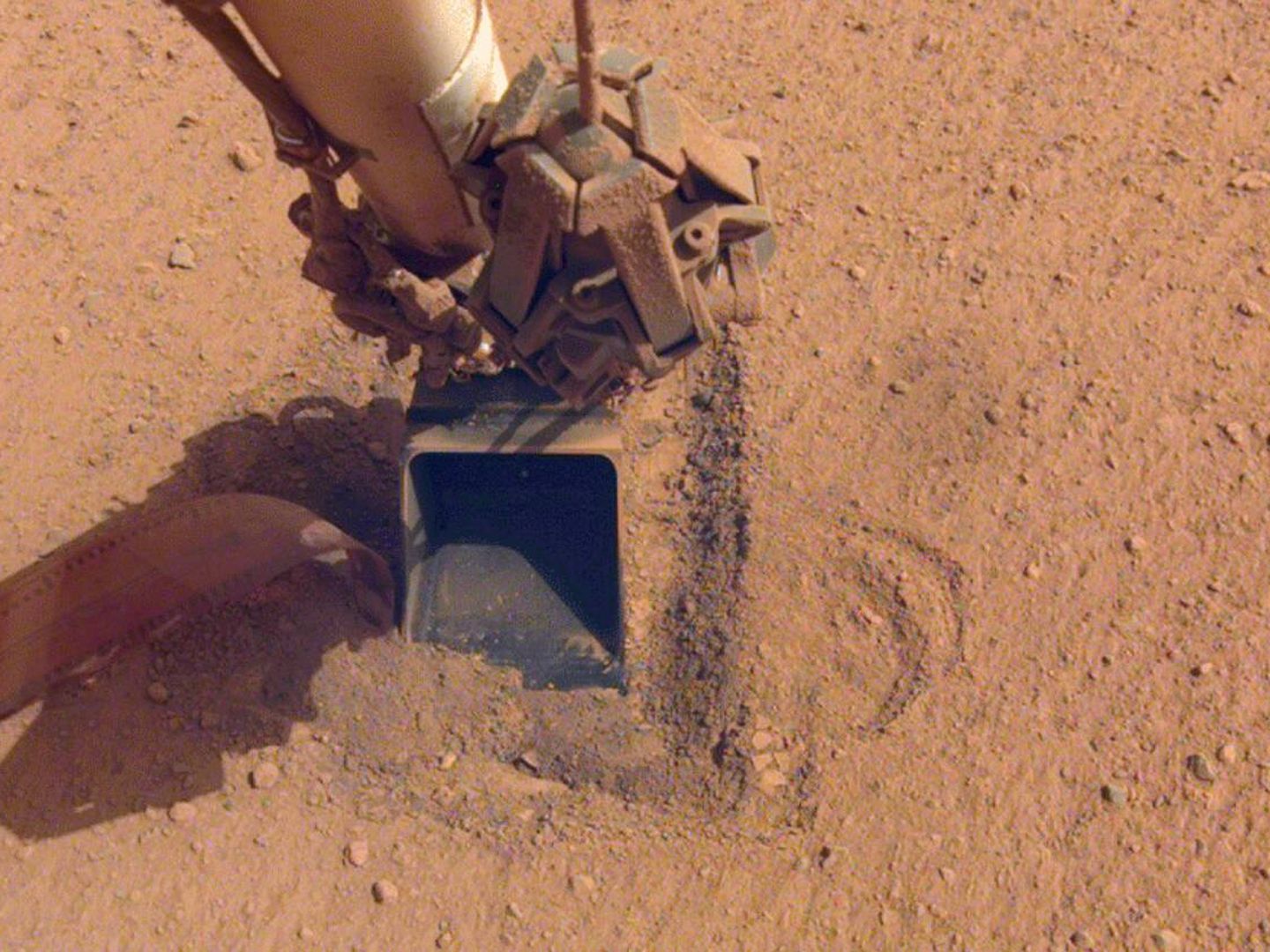 El Perseverance recoge muestras del terreno (NASA/JPL-Caltech)