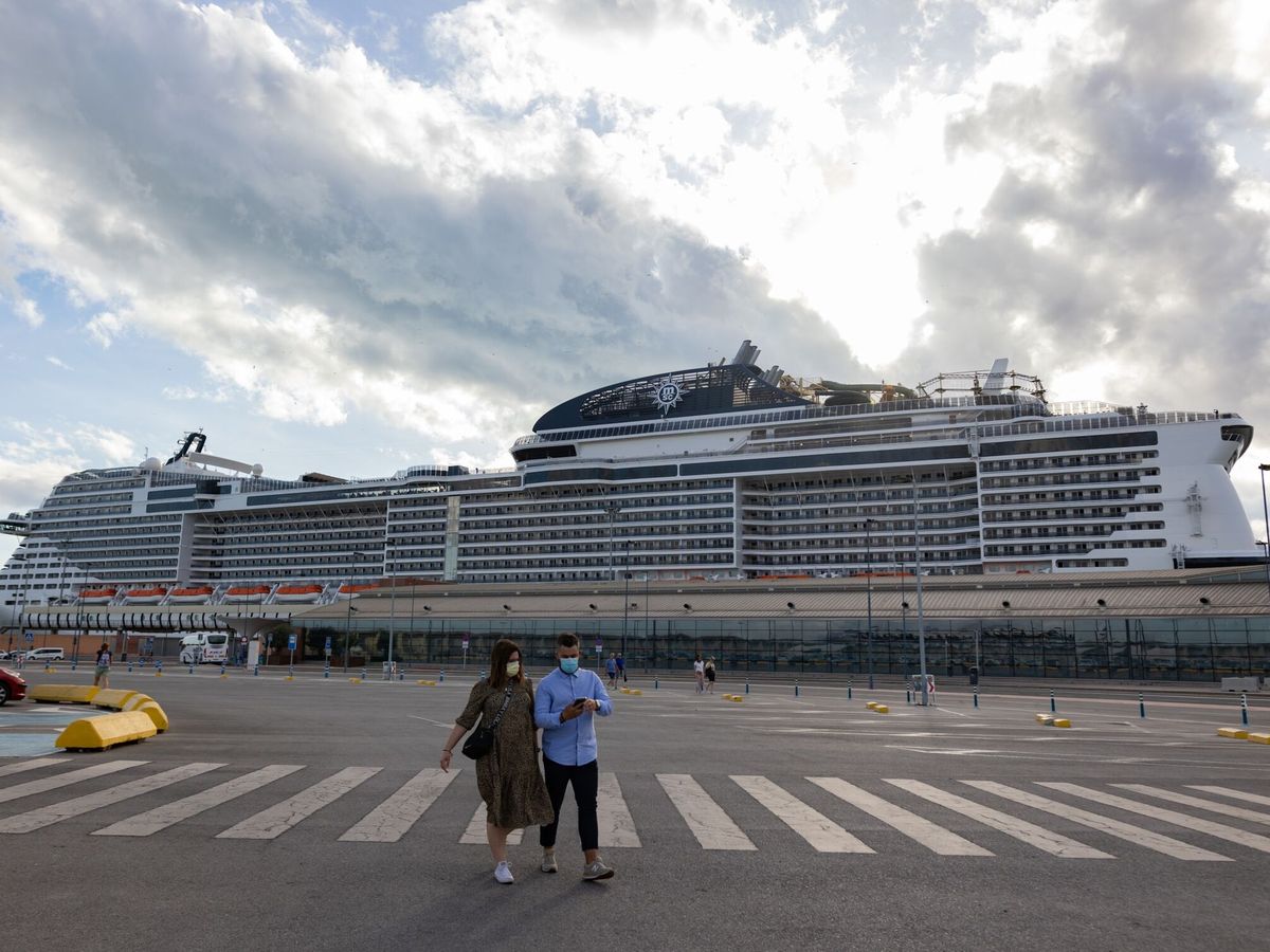 Foto:  Crucero MSC Virtuosa en el puerto de Málaga. (EFE/Carlos Díaz)