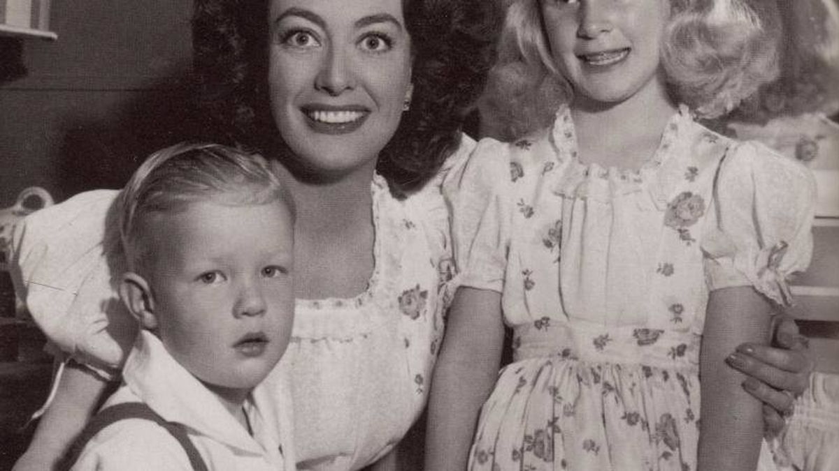Fama, alcoholismo y... maltratos: así fue Joan Crawford vista por su hija