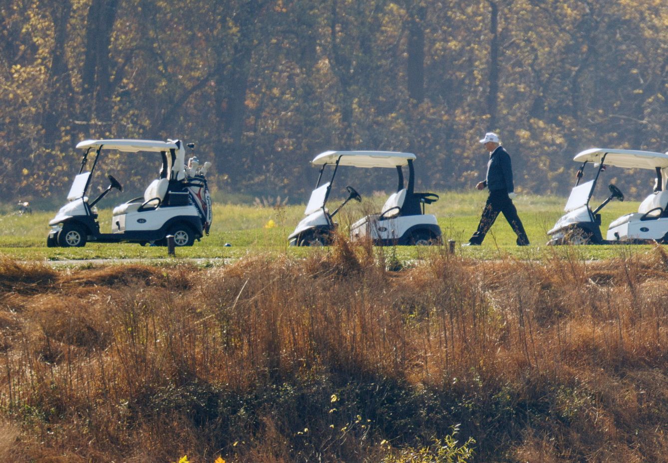 Donald Trump, jugando al golf en Virginia. (Reuters)