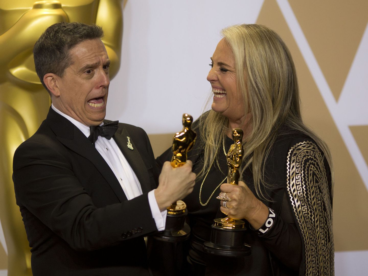 El director Lee Unkrich y la productora Darla K. Anderson posan con su premio a Mejor película animada por la película 'Coco' en los premios Oscar (EFE)