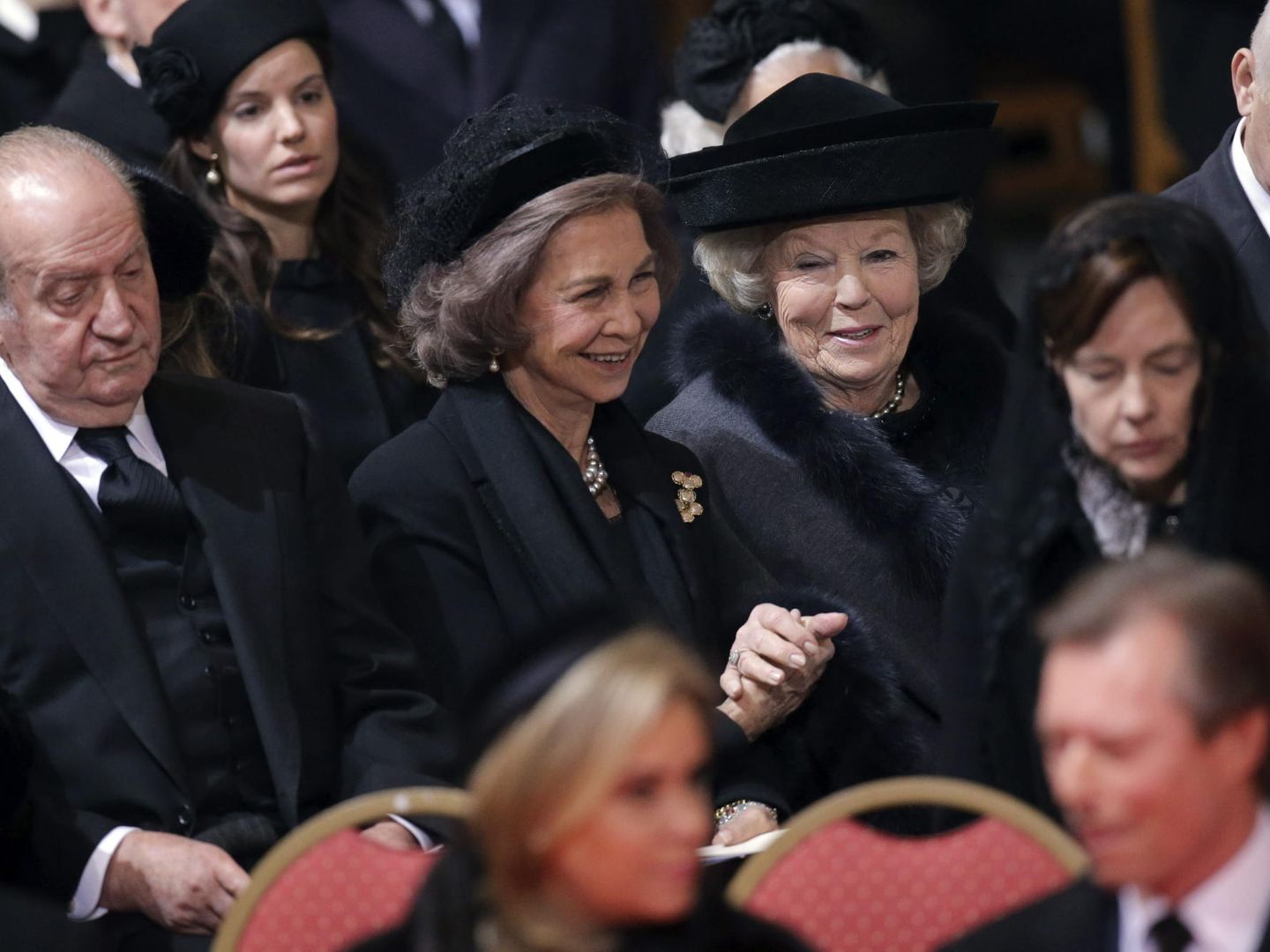Los reyes Juan Carlos y Sofía, con la princesa Beatriz de Holanda en el funeral de Fabiola de Bélgica. (EFE)