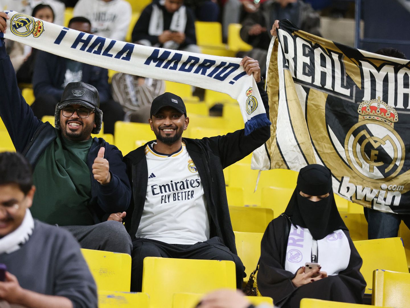 Aficionados y una aficionada del Real Madrid, en Arabia. (Reuters/Ahmed Yosri)