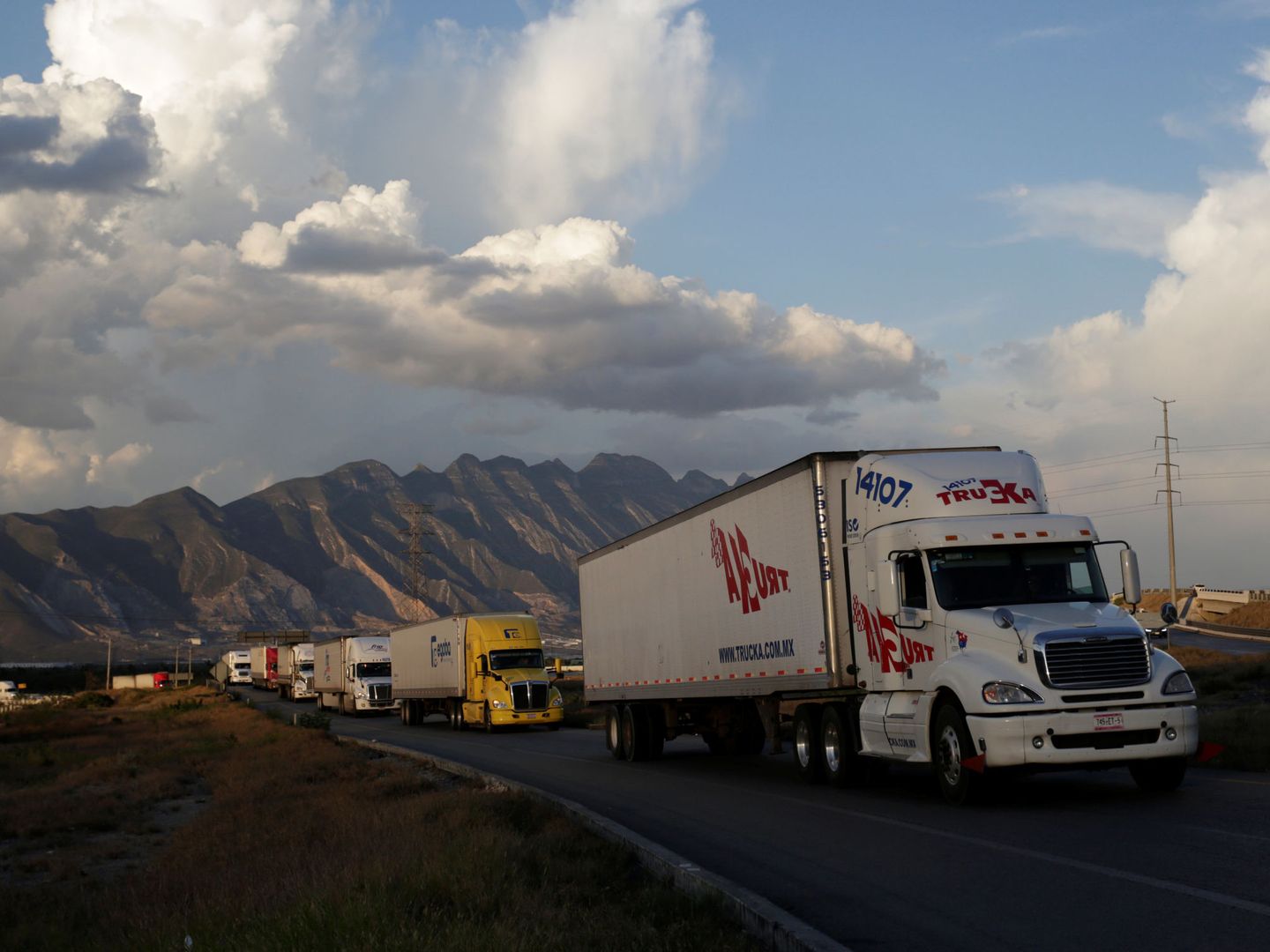 Una hilera de camiones circula por una autopista en México. (Reuters)