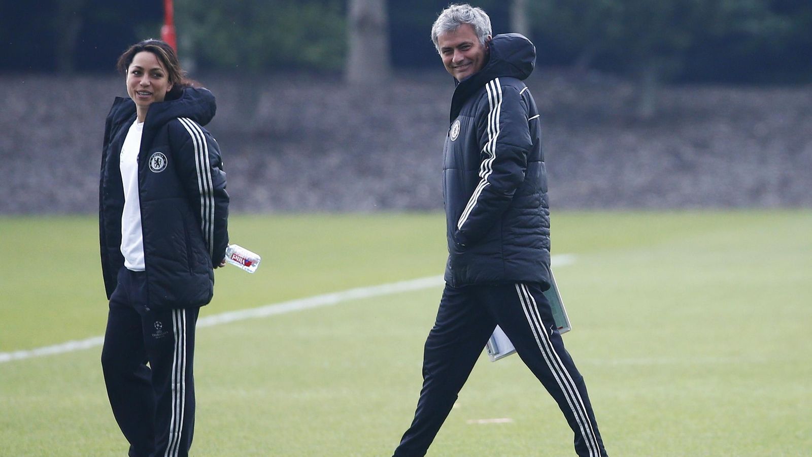 Foto: Eva Carneiro y José Mourinho, durante un entrenamiento del Chelsea (Reuters)