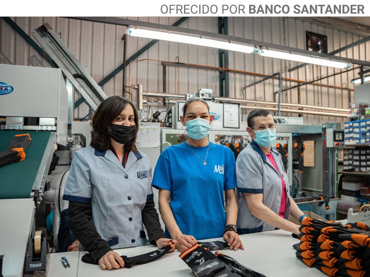 Foto: Tres trabajadores de Calcetines Mingo. Foto: Sergio González.