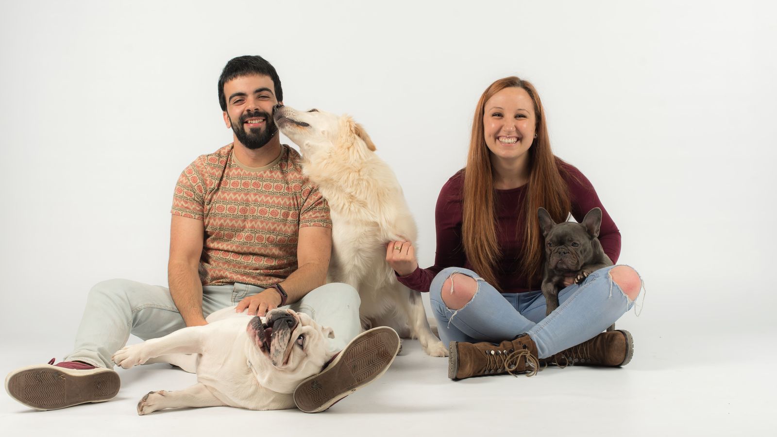 Los educadores caninos españoles con una legión de 500.000 fieles sacan nueva guía: "Dejar que tu perro suba al sofá no significa humanizarlo"