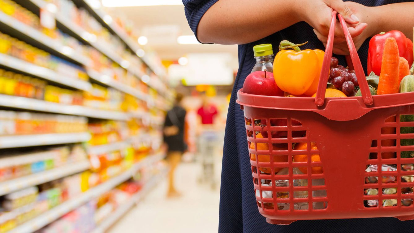 Los seis productos que es mejor no comprar en un supermercado: carne envasada, pilas...