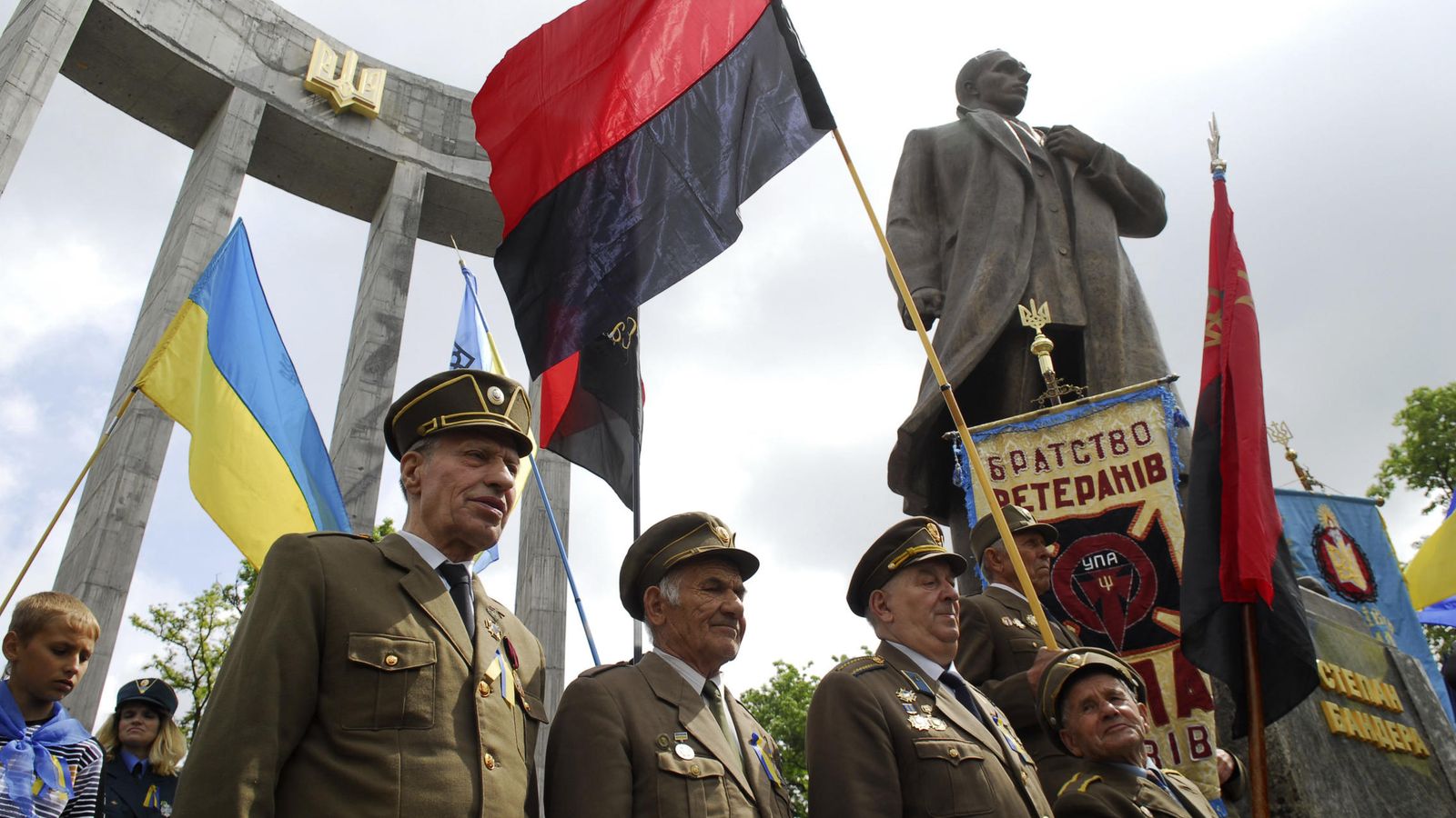 Foto: Veteranos del Ejército Insurgente de Ucrania (UPA) junto a la estatua de su fundador, Stepan Bandera, en Lviv, en mayo de 2010 (Reuters)